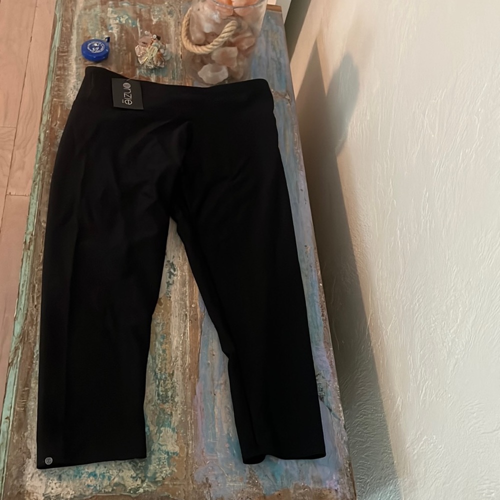 ONZIE Black Capri Pant M/L New with tags